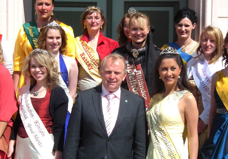 Rapsblütenköniginnen und Minister